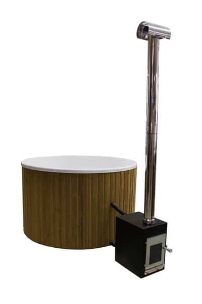 Badtunna av glasfiber och furu
 Badtunna i glasfibermaterial, vars furupanel är värmebehandlad så att det inte rör sig eller spricker. Tömningsventil med ”push-up”-teknik, som gör att slangen töms på vatten och att vattnet inte kan frysa. Rymmer 1100 liter vatten. Pris cirka 21 400 kr, inklusive vedkamin, Spadealers.se.