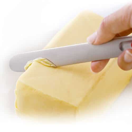 Kök
 
 Aldrig mer hårt smör…
 Ni vet det där irriterande problemet när smöret är så hårt att smörgåsen går sönder när man brer? Den här smörkniven är lösningen. Den leder nämligen värme från din kroppsvärme på bara några sekunder, vilket gör det enkelt att bre ut smöret.
 smörkniven