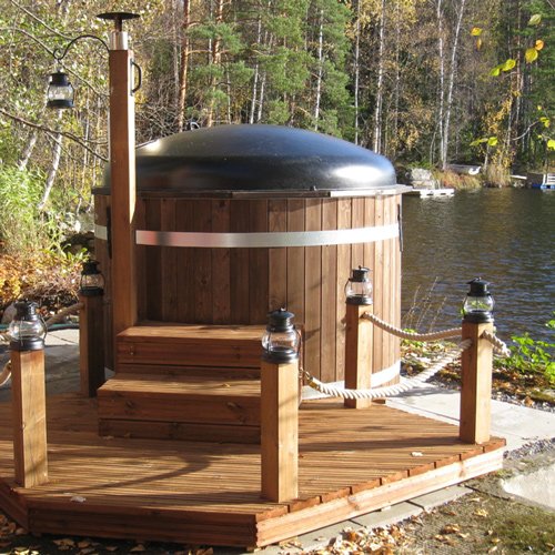 Badtunna av plast
 Hela sju personer ryms i den här badtunnan, som rymmer 1500 liter vatten. Gjord av genomfärgad polyetenplast och ädelbetsad furupanel. Inklusive extern vedkamin. ”Folktunnan”, 24 495 kr, Badbaljan.com.