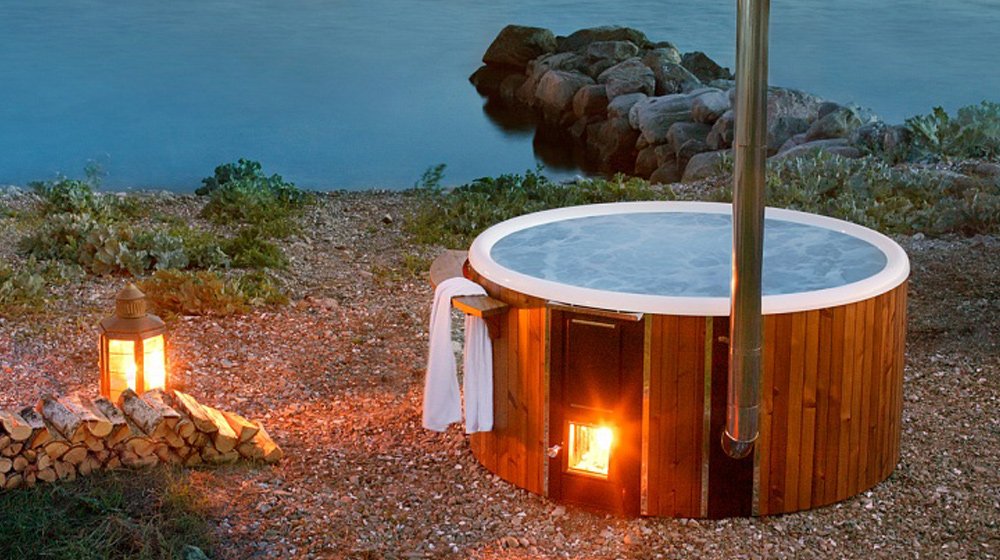 Ska du köpa badtunna, men har svårt att välja modell? Här är 11 härliga badtunnor i olika storlekar och material  – från budget till lyx. Hitta din favorit till altan, terrass eller trädgård, oavsett om du vill ha en i trä eller plast.