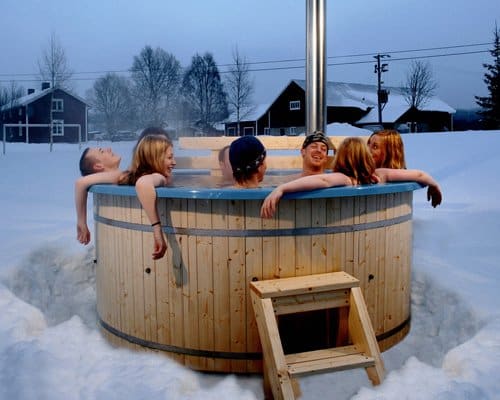 Trätunna med glasfiberinsats
 En klassisk trätunna med en glasfiberinsats inuti. Den här varianten rymmer cirka 8-10 personer och hela 2000 liter vatten. Pris, cirka 21 000 kr, Badtunnor.se.