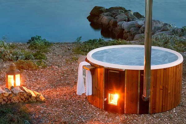 Effektiv och lättanvänd badtunna
 Nya badtunnan Regal har en innovativ cirkulationskamin som är integrerad mellan träpanelen och som gör att badet, utan underhåll, håller sig rent. Bekväm och effektiv badtunna med plats för 5-7 personer. Finns i större modell med. 34 500 kr, Skärgårdstunnan.