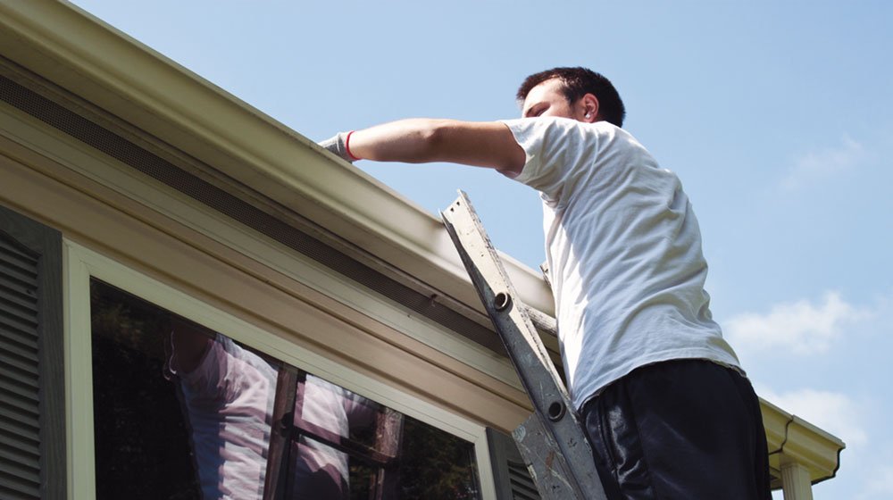 Snön har smält, fåglarna kvittrar och solen värmer. Men hur mår ditt hus efter vintern? Dags att göra en hälsokoll. Vår expert Peter Bratt guidar till hur du steg för steg kan kontrollera ditt hus efter vintern.