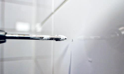 Borra i kakel
 Tips! Tänk efter innan du borrar i våtrum och bryter tätskiktet. Inne i själva dusch- eller badzonen ska du inte borra några hål. På en toa utan dusch funkar det utmärkt att kakelborra.