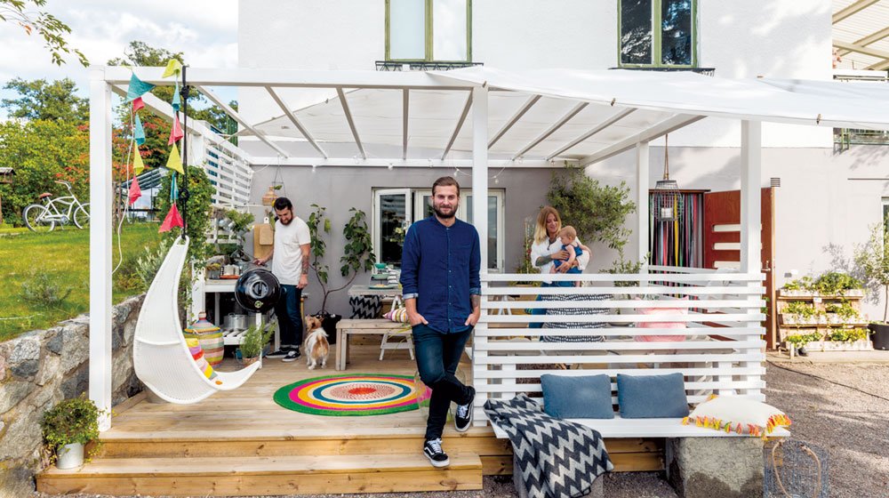 Felix och Eugenia förverkligade sin dröm  – att bygga en alldeles egen uteplats med pergola. Så här gick de tillväga, steg för steg, när de byggde sin altan och även de hemsnickrade möblerna.