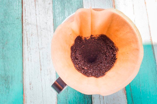 Oftast hamnar kaffesumpen i soporna när kaffet är bryggt. Men visste du att du kan använda kaffesump till flera olika smarta saker?