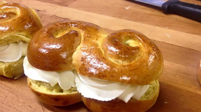 Lussebullesemlan  – årets nyhet till julfikat! Vill du baka egna utgår du från ett klassiskt recept på lussebullar.