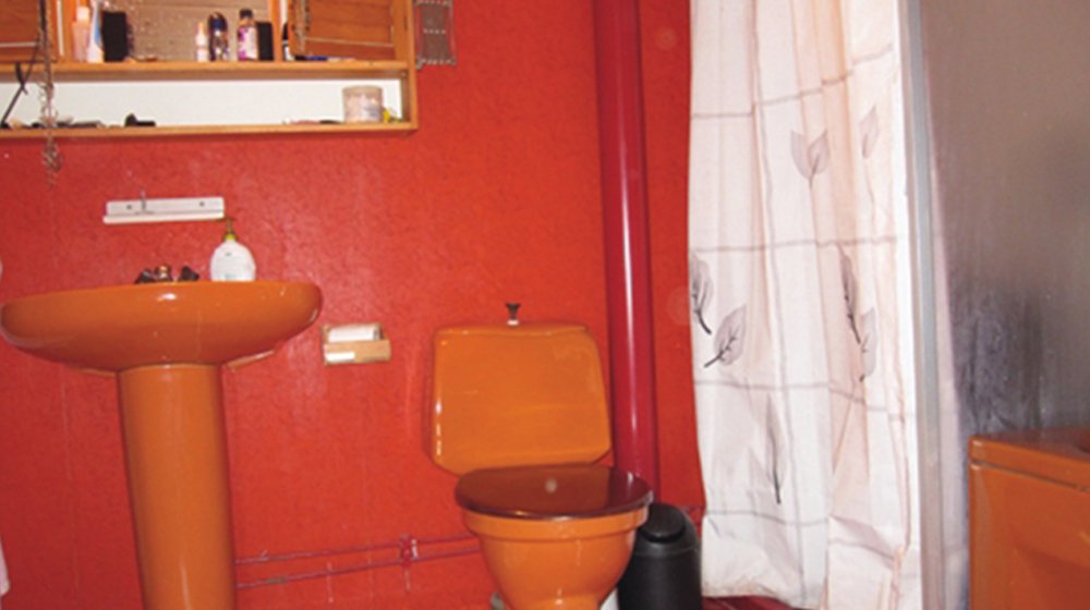 Röda våtrumstapeter samt toalett och tvättställ i orange porslin är ett minne blott i familjen Berglunds nya, rymliga badrum  – en renovering som dock tagit tre år.