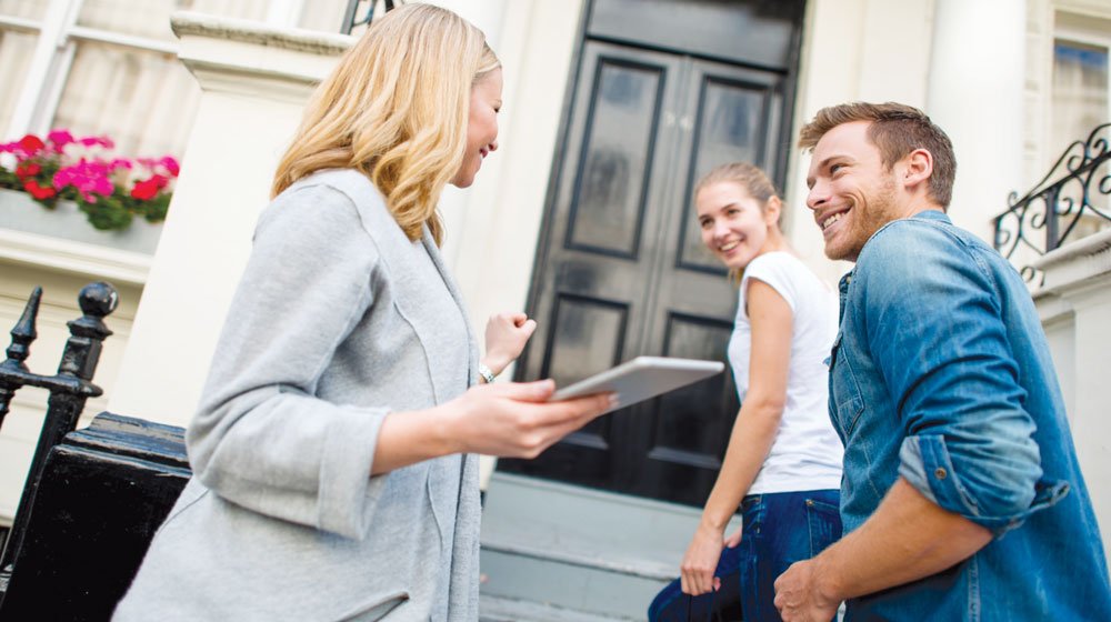 Funderar du på att köpa eller sälja hus? Då undrar du säkert när det är bästa tiden på året för köp- och säljmarknaden. Här är vår mäklares tips  – och prisutvecklingen där du bor.