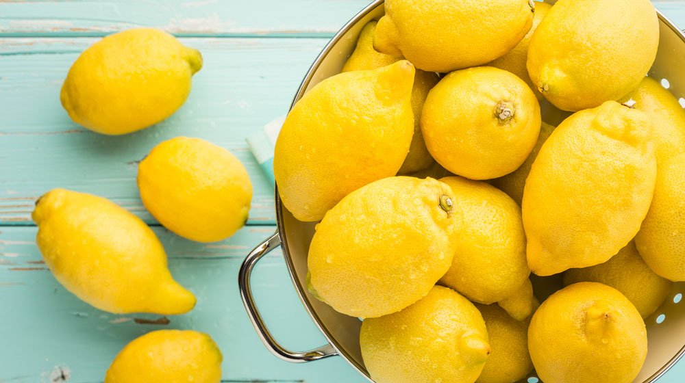 Har du några citroner över hemma? Citroner inte bara gott att ha i maten, de är även perfekta att ha till hands när du vill städa köket  – helt giftfritt! Här är fem husmorstips på hur du städar med hjälp av citroner.