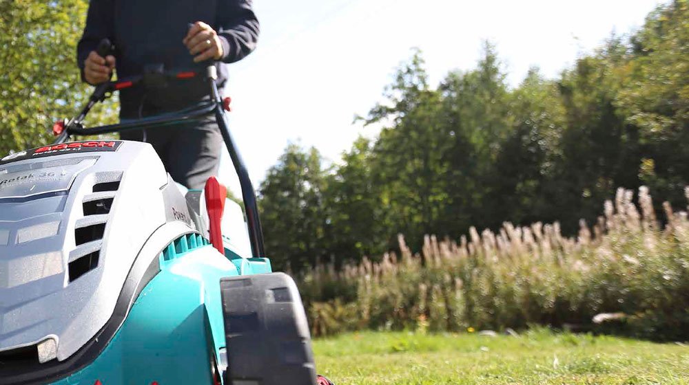 Vi har testat åtta av de vanligaste batteridrivna gräsklipparna för att se vilka skillnader det är mellan dem och vad de kan.