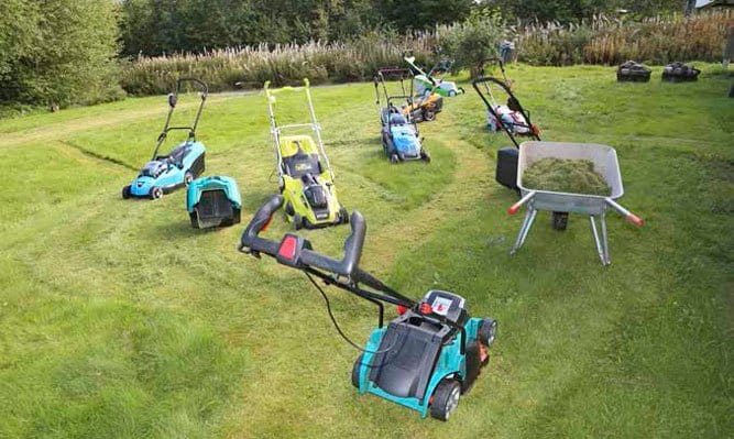 Djurliv
 
 Att behöva ta loss batteriet för att se hur mycket ström som finns kvar är inte genomtänkt av tillverkaren. Det tvingades vi till på maskinerna från Bosch och Stiga. Bägge företagen har så stor erfarenhet av batterimaskiner att de borde veta bättre!
 Läs mer: Robotgräsklippare skadar igelkottarna