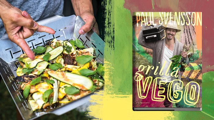 Kocken Paul Svensson delar med sig av sitt recept på grillad zucchini och brödsallad med kapris och riven tomat. Sommarsuccé på grillen!
