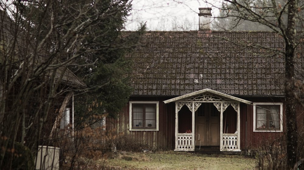 När vi efterlyste hemsökta hus fick vi ett stort gensvar från er läsare, som varit med om allt från krossade lampor till besök av döda släktingar.