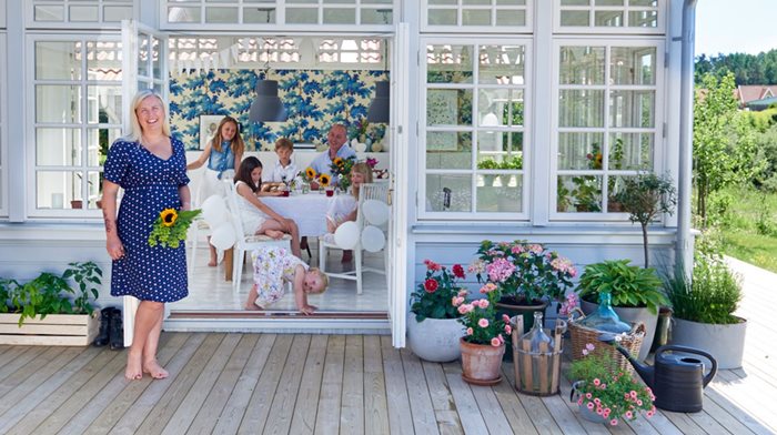Längtar du också efter färger och mönster på väggarna? Häng med hem till tapetdesignern Hanna Wendelbo-Hansson, som blir provocerad av vita väggar och älskar tapeter som ger pirr i magen.