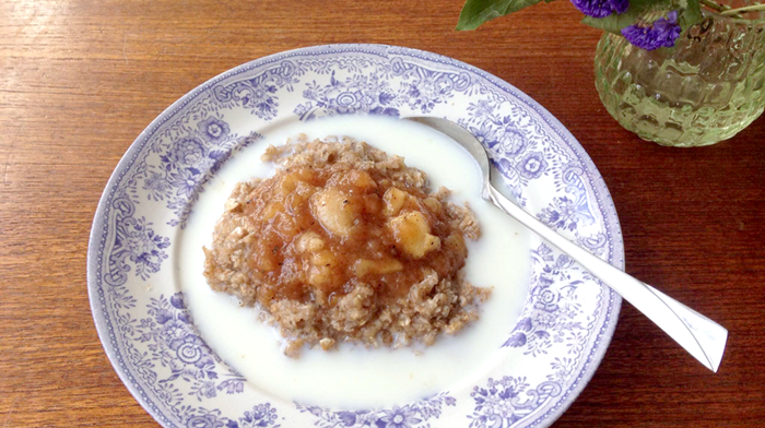 Att göra egen äppelmos är både enkelt och gott. Elin på redaktionen tipsar om sitt bästa recept för dig som vill göra mos av höstens äpplen.
