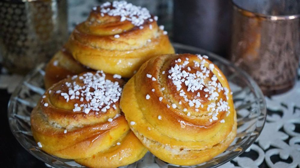 Saftiga lussebullar utan kesella  – ja det är faktiskt möjligt. Här är Caroline Ahlqvists bästa lussebullerecept.