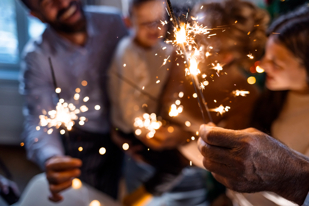 Har det gått åt mycket pengar under julen? Det går att fira nyår trots en tajt budget. Här är bästa tipsen som fixar en fantastisk sista fest i år  – utan att det svider i plånboken!