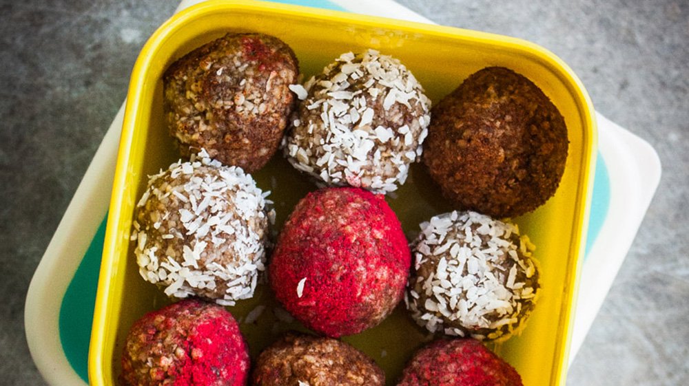 Nyttig och god fika, finns det? Ja, absolut! Här är ett recept på raw food-bollar som passar perfekt till eftermiddagskaffet.