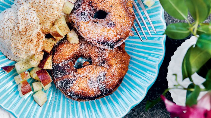 Äpple, kanel och glass är en oemotståndlig kombination. Här bjuder Mattias Kristiansson på ett härligt glassrecept från sin kokbok Vegomenyer  – festliga trerättersmiddagar för alla tillfällen.