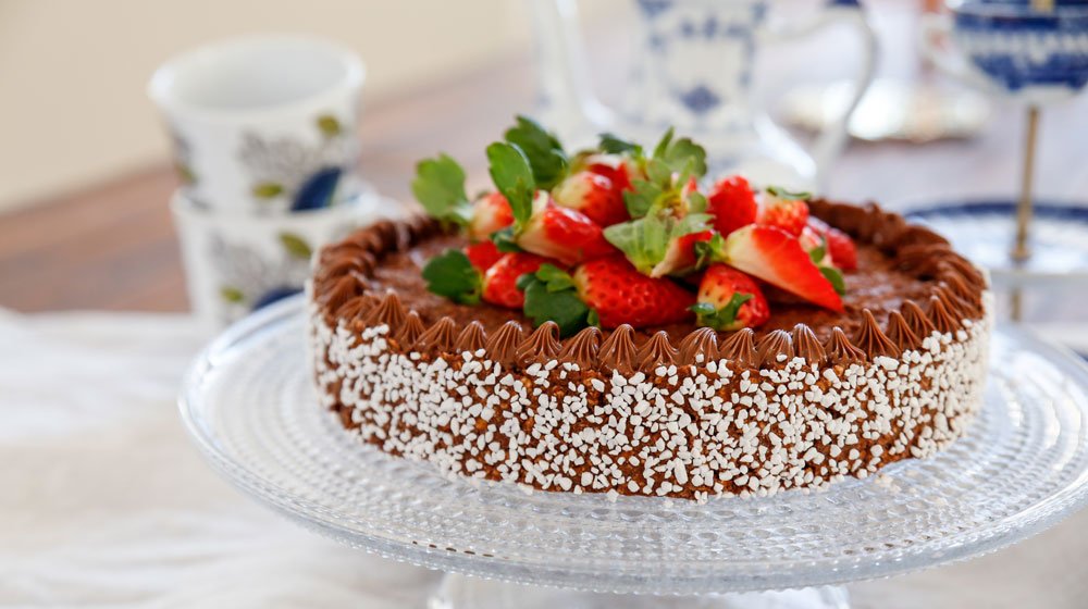 Älskar du chokladbollar? Då ska du testa det här receptet på en supergod och enkel chokladbollstårta!