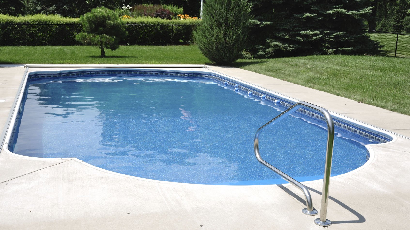 Var på tomten ska man placera poolen och behöver man bygglov? Läs expertens svar här.