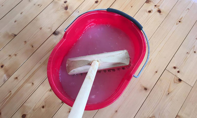Så såpskurar du trägolvet - Vi i Villa
