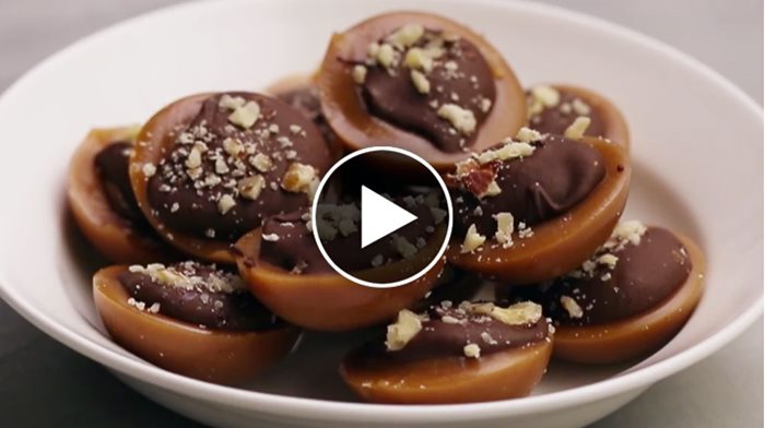 Sugen på något sött till kaffet? Krämig kola med choklad och nutella passar perfekt till fikat  – här är ett recept på hemgjord Toffifee.