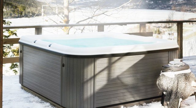 Funderar du på att köpa ett spabad för utomhusbruk? Vi har pratat med experterna om vad man ska tänka på innan man investerar i det varma bubbelbadet.