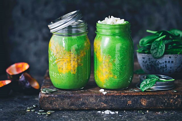 Sugen på något som både är mättande och törstsläckande? Gör en grön och god smoothie.