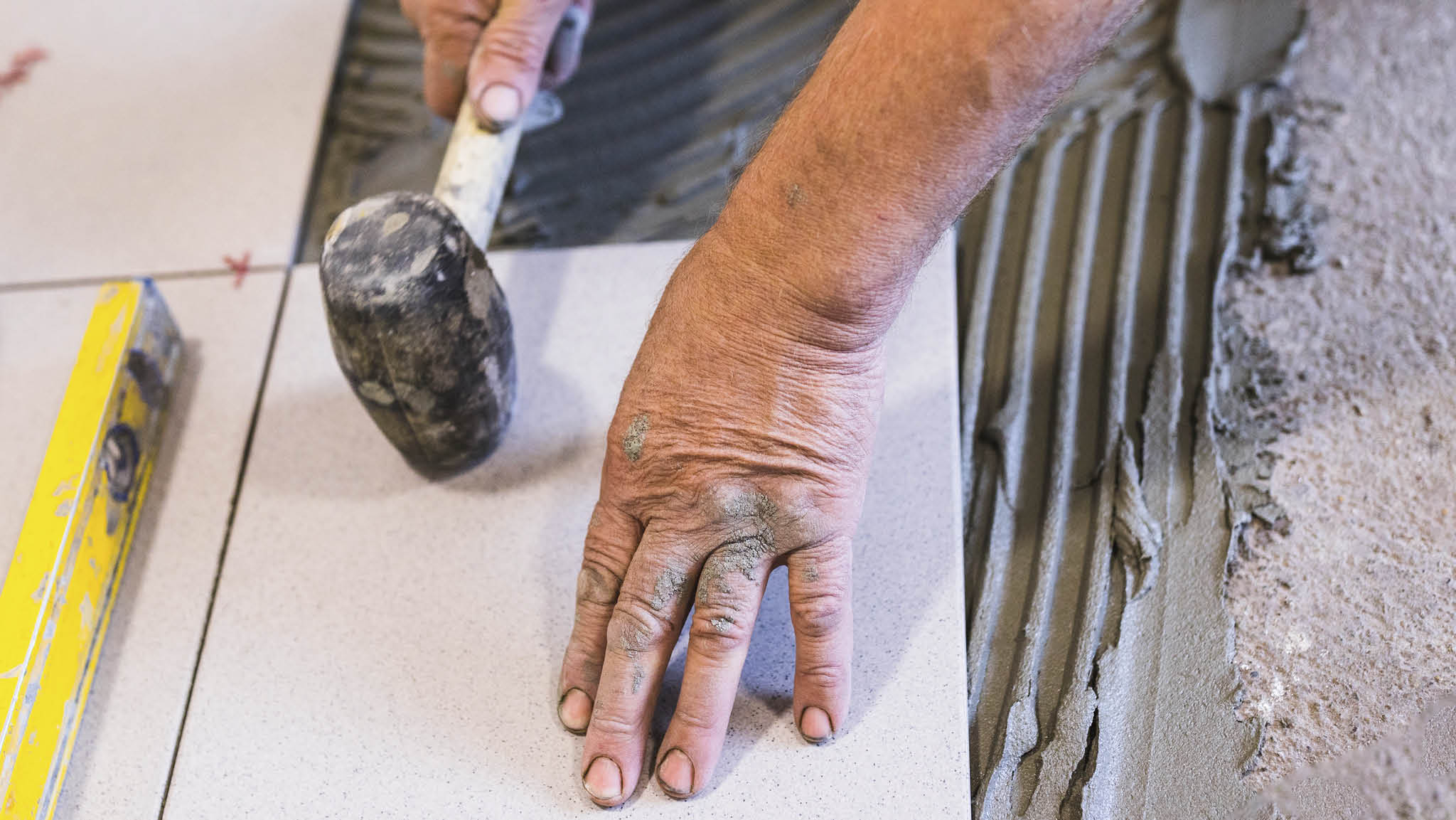 Guide: Sätta kakel och lägga klinker – så gör du