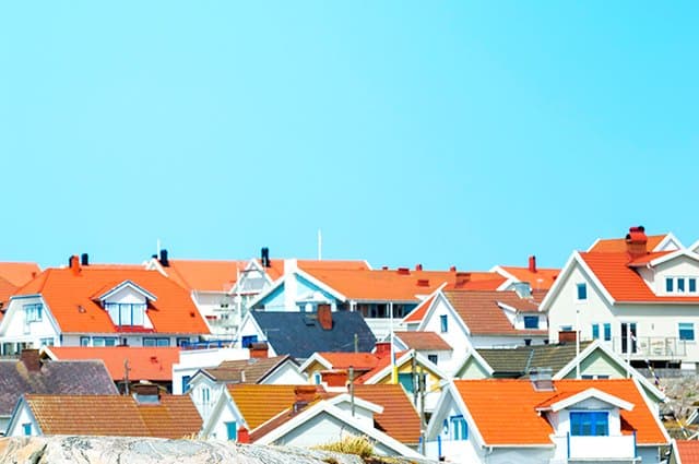 Skiner solen på ditt hustak? I så fall kan det vara ett bra läge att börja producera egen förnybar el med en solcellsanläggning. Här tipsar vi om hur du går till väga.