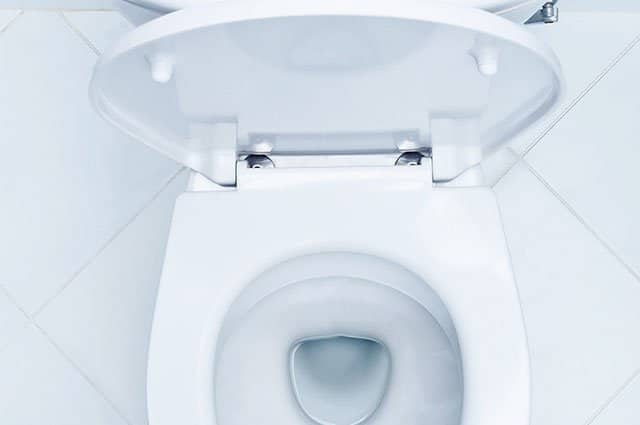 Kan jag fixa en rinnande toalett själv eller behöver jag ett proffs, undrar en läsare. Läs expertsvaret här.