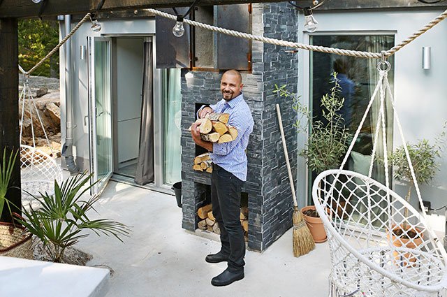 Gråputsade väggar med snygga plåtdetaljer och en smakfull pergola som kröns med en väldig uteeldstad. När Vi i Villas hussnickare Björn Christiernsson bygger attefallshus finns det inga begränsningar.
  – Jag lät varken budget eller tid begränsa mig  – det viktiga var att det blev det perfekta attefallshuset!