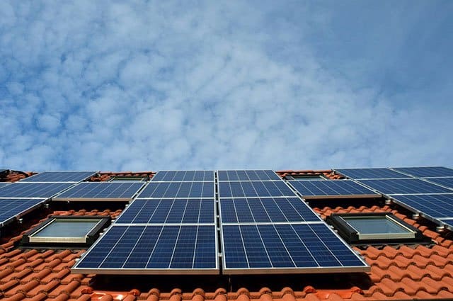 Vad är skillnaden på solel och solvärme? Hur är förutsättningarna i norr respektive söder? Och hur går man som villaägare till väga för att nyttja solens strålar? Med hjälp av vår solenergiexpert får du alla svar du behöver.