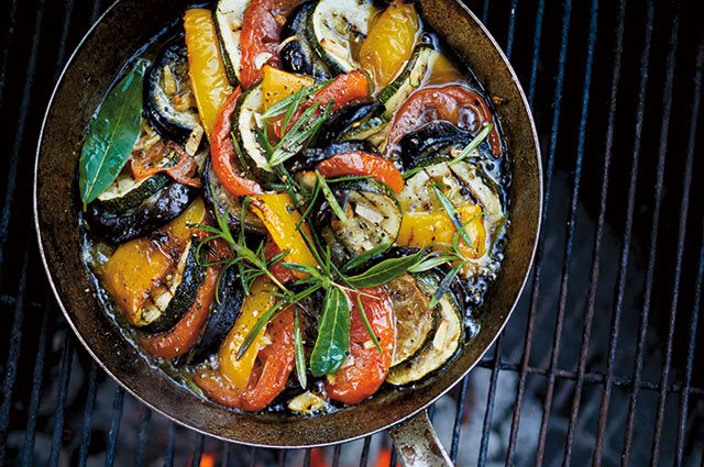 Äntligen dags att ställa fram grillen! I Malin Landqvists kokbok Grilla grönt hittar du det här magiska receptet på ratatouille!