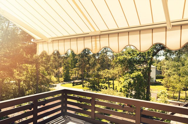 En markis kan höja trivselkänslan på vilken terrass, uteplats eller balkong som helst. Med en markis  som skyddar mot solen och visst duggregn samt ramar in kan det ge ett ordentligt lyft till din uteplats.