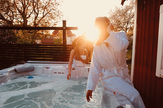 I ett spabad kan du spendera kvalitetstid med familj och vänner, känna hur stressen minskar och hur du kopplar av. Det är dessutom en skonsam kur för muskler och leder.