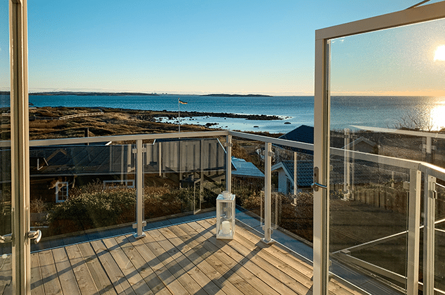 Börja med att fundera på vilka funktioner ditt räcke ska fylla. Ska räcket skydda mot fallrisk vid trappa, balkong, altan eller pool, eller fungera som en snygg avgränsning? Ska räcket skydda mot vind eller insyn?
 – Det här är praktiska frågor du bör ställa dig i början, säger Sisse Martensen som är Försäljningschef hos Räckesbutiken.