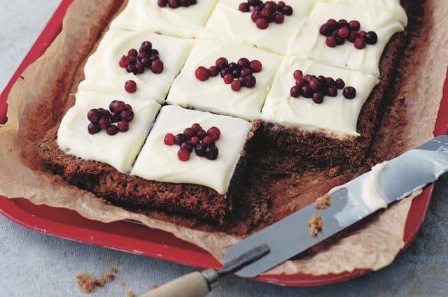 Den godaste pepparkakan bakar du i långpanna! Här är ett recept ur boken Jennys jul.