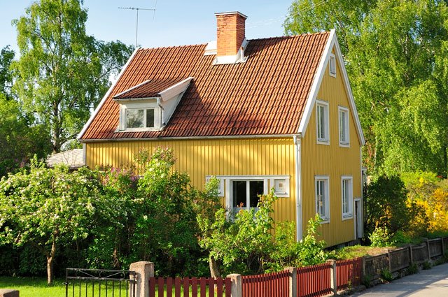 Ni har hittat drömhuset och får riktigt bra erbjudande på lån! Men tänk till innan ni säger ja. Det kan bli fel! Här varnar privatekonomiska experten Annika Creutzer för de 6 vanligaste fällorna vid huslån.
