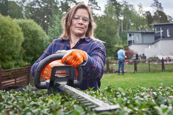 Om du tycker det svårt att få häcken rak, spänn upp ett snöre på den höjd du vill att häcken ska vara som klippt.