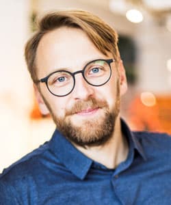 Petrus Ekbladh är expert på robotgräsklippare.