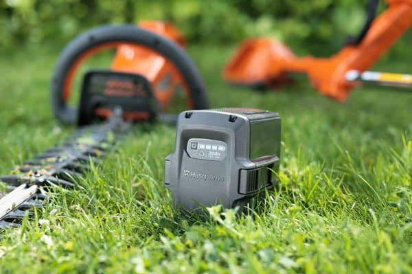 Med Husqvarnas batteriserie kan du använda samma batterier till både trimmers, häcksaxar och andra maskiner. Och prestandan är minst lika som bra som för bensindrivna redskap.