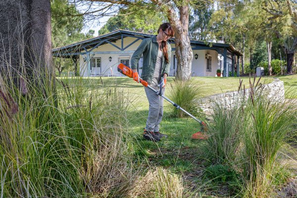 Använd en grästrimmer för att komma åt hörn och kanter där gräsklipparen inte når.