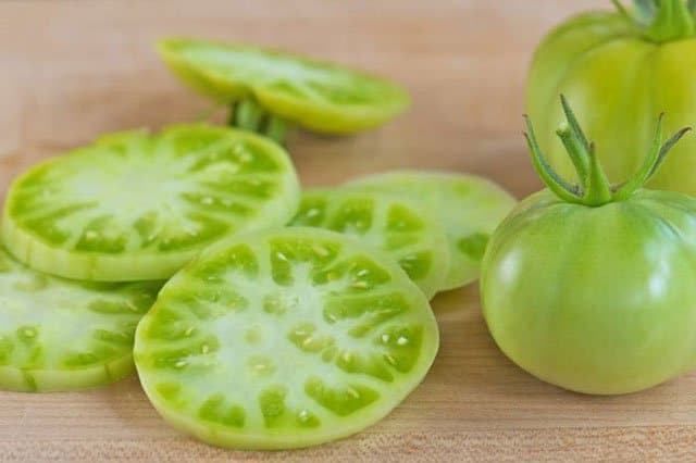 Vad ska man göra på hösten med tomaterna som fortfarande är gröna och omogna? Om du letar efter smakupplevelser kan du använda gröna tomater i matlagningen. Här får du goda recept på både stekta gröna tomater och inlagda gröna tomater.