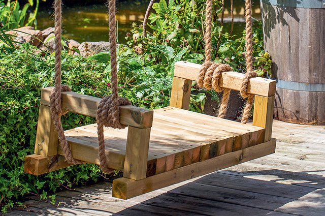 En lågt hängande gunga med plats för små rumpor blir snabbt barnens favoritplats. Gungan är en snabbfixat av lite spillvirke. Lite jobb = mycket uppskattning!