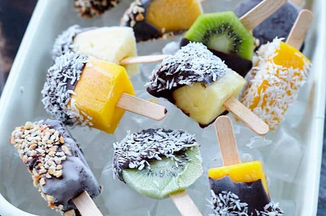 Leila Lindholm är kocken som lyft mat, bakning och köksredskap till en helt ny nivå! Här bjuder hon på nyttiga och härligt somriga fruit pops.