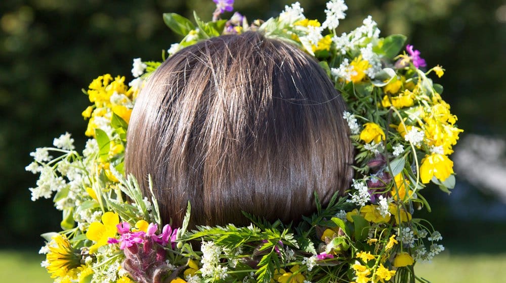 Vad vore en midsommar utan blomsterkrans i hår och stång? Lär dig binda din egen krans  – det är både kul och enkelt!
