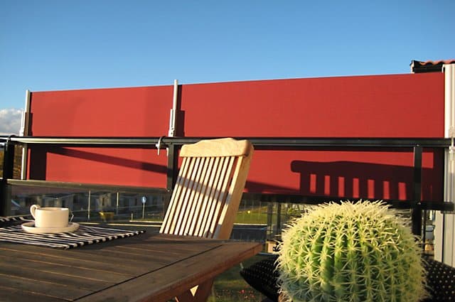 Insynsskydd gör balkongen mer privat och kan också ge skydd från sol och vind. Här tipsar vi om åtta olika slags insynsskydd, både till ovanför och nedanför balkongräcket.